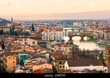 Vista panoramica del Ponte Vecchio dopo il tramonto, Firenze. Toscana. Foto Stock