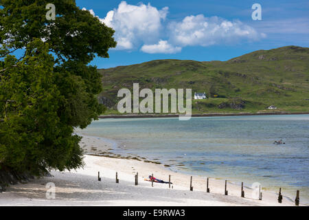 Spiaggia di scena a Arisaig sulla costa occidentale delle Highlands della Scozia Foto Stock