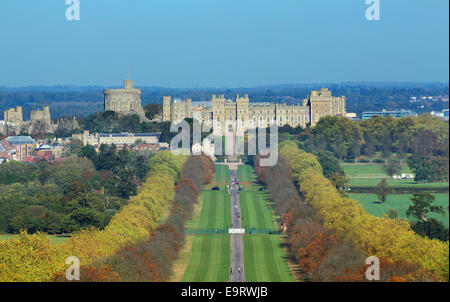 Il Castello di Windsor e da snow hill sulla lunga passeggiata in Windsor Great Park con colori autunnali Foto Stock
