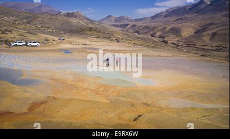 Ottobre 31, 2014 - Badab-E Surt, Iran - 31 Ottobre 2014 - Badab-e Surt, Iran - un giovane iraniana stand sui Badab-e Surt (Surt's gasati acqua) sito naturale 183km (114 miglia a nord-est di Iran, durante un calendario iraniano weekend. Morteza Nikoubazl/ZUMAPRESS © Morteza Nikoubazl/ZUMA filo/Alamy Live News Foto Stock