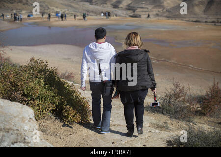 Ottobre 31, 2014 - Badab-E Surt, Iran - 31 Ottobre 2014 - Badab-e Surt, Iran - un giovane iraniana a piedi sul Badab-e Surt (Surt's gasati acqua) sito naturale 183km (114 miglia a nord-est di Iran, durante un calendario iraniano weekend. Morteza Nikoubazl/ZUMAPRESS © Morteza Nikoubazl/ZUMA filo/Alamy Live News Foto Stock