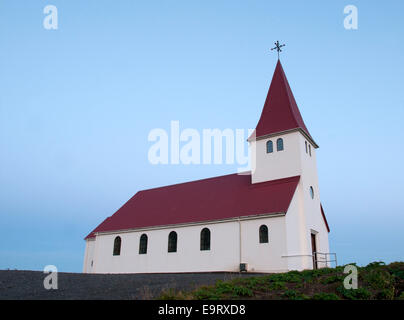 La chiesa luterana di Vík í Mýrdal - Islanda Foto Stock