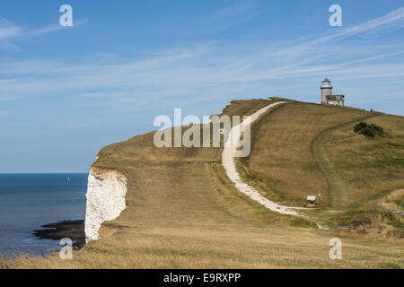 Guardando attraverso il promontorio di Chalk e scogliere di Beachy Head di Belle Tout faro sull'Inghilterra del sud della costa, East Sussex. Foto Stock