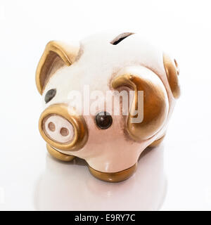 Funny piggy salvadanaio in ceramica di colore bianco con finiture oro Foto Stock