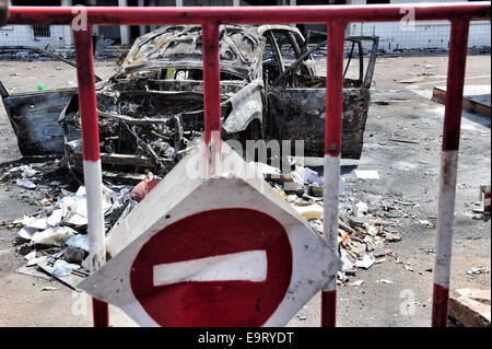 Ouagadougou, Burkina Faso. 1 Novembre, 2014. Burkina Faso - disordini politici mostra una incendiato veicolo nella parte anteriore del AssemblŽe Nationale (edificio del Parlamento) di Ouagadougou, Burkina Faso, due giorni dopo che esso è stato espugnato dai manifestanti come legislatori disposti a votare per consentire il presidente Blaise Compaore -- che ha preso il potere con un colpo di stato 1987 -- per contestare le elezioni nel 2015. Credito: Marina Spironetti/Alamy Live News Foto Stock