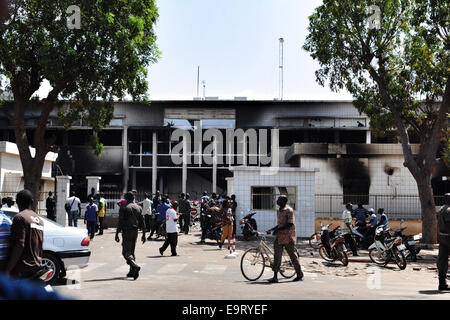 Ouagadougou, Burkina Faso. 1 Novembre, 2014. Burkina Faso - disordini politici mostra la AssemblŽe Nationale (edificio del Parlamento) di Ouagadougou, Burkina Faso, due giorni dopo che esso è stato espugnato dai manifestanti come legislatori disposti a votare per consentire il presidente Blaise Compaore -- che ha preso il potere con un colpo di stato 1987 -- per contestare le elezioni nel 2015. Credito: Marina Spironetti/Alamy Live News Foto Stock