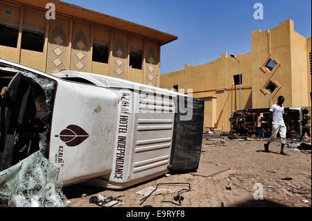 Ouagadougou, Burkina Faso. 1 Novembre, 2014. Burkina Faso - disordini politici mostra un distrutto il carrello all'interno del Hotel Azalai a Ouagadougou, Burkina Faso, due giorni dopo che è stato aggredito dai manifestanti come legislatori disposti a votare per consentire il presidente Blaise Compaore -- che ha preso il potere con un colpo di stato 1987 -- per contestare le elezioni nel 2015. L'hotel Azalai usato per essere uno dei più prestigiosi hotel della città. Credito: Marina Spironetti/Alamy Live News Foto Stock