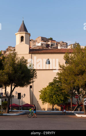 Scalea, Calabria, Italia. La chiesa sotto la città vecchia, la mattina presto Foto Stock