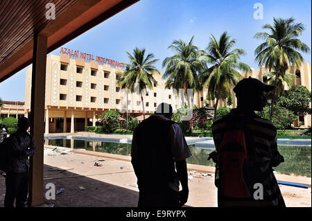 Ouagadougou, Burkina Faso. 1 Novembre, 2014. Burkina Faso - disordini politici mostra pochi curiosi di fronte alla piscina dell'Hotel Azalai a Ouagadougou, Burkina Faso, due giorni dopo che è stato aggredito dai manifestanti come legislatori disposti a votare per consentire il presidente Blaise Compaore -- che ha preso il potere con un colpo di stato 1987 -- per contestare le elezioni nel 2015. L'hotel Azalai usato per essere uno dei più prestigiosi hotel della città. Credito: Marina Spironetti/Alamy Live News Foto Stock