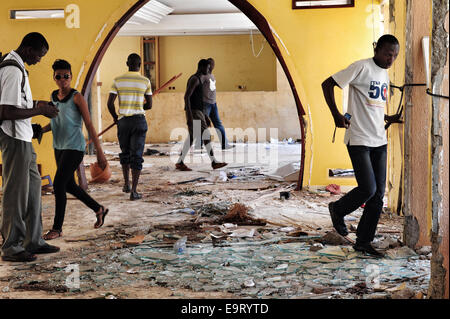 Ouagadougou, Burkina Faso. 1 Novembre, 2014. Burkina Faso - disordini politici mostrale all'interno dell'Azalai hotel in Ouagadougou, Burkina Faso, due giorni dopo che è stato aggredito dai manifestanti come legislatori disposti a votare per consentire il presidente Blaise Compaore -- che ha preso il potere con un colpo di stato 1987 -- per contestare le elezioni nel 2015. L'hotel Azalai usato per essere uno dei più prestigiosi hotel della città. Credito: Marina Spironetti/Alamy Live News Foto Stock