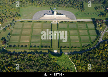 VISTA AEREA. Ossuario e cimitero di Douaumont. Cimitero della prima Guerra Mondiale vicino a Verdun. Mosa, Lorena, Grand Est, Francia. Foto Stock