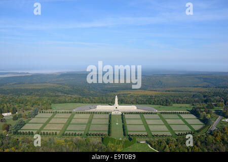 VISTA AEREA. Ossuario e cimitero di Douaumont. Cimitero della prima Guerra Mondiale vicino a Verdun. Mosa, Lorena, Grand Est, Francia. Foto Stock