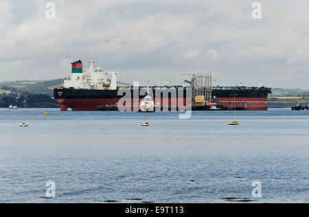 Petroliera ormeggiata a Hound Point, vicino a South Queensferry sul Firth of Forth, Scozia. Foto Stock