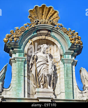 Parte superiore della facciata storica di uno dei guildhalls sulla Grand Place di Bruxelles La Brouette Foto Stock