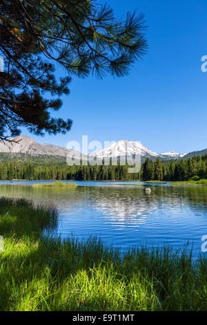 Vista di Lassen Peak da Manzanita Lake, il Parco nazionale vulcanico di Lassen, la cascata di gamma, Nord della California, Stati Uniti d'America Foto Stock
