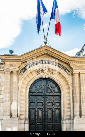 Porta di ingresso del francese banca nazionale presso la Banque de France, con bandiera francese e bandiera UE, Parigi, Ile de france, Francia Foto Stock