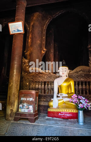 Statua di Buddha in Bagaya Kyaung monastero, Inwa, Mandalay-Division, Myanmar Foto Stock