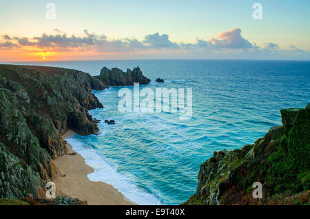 Sunrise over Treryn Dinas scogliere a Pednvounder, Treen, Cornwall, Regno Unito Foto Stock