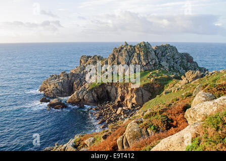 Treryn Dinas scogliere vicino Treen in Cornovaglia, UK, il sito di un'età del ferro cliff Fort Foto Stock