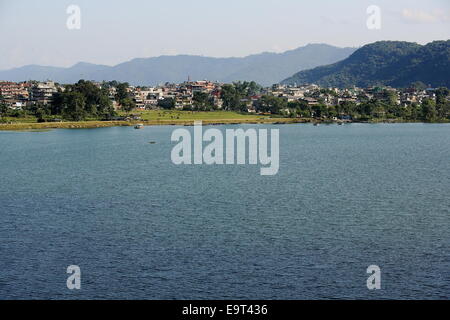 La 5.23 km2 Phewa tal-lago di Pokhara città sullo sfondo ai piedi della gamma Annapurnas. Distretto di Kaski-Gandaki zona Foto Stock