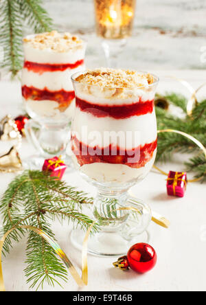 Layered dessert di fragole con panna.Mousse di fragole con panna Foto Stock