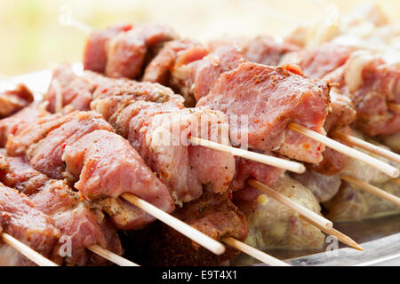 Fette di carne pronto per il grill Foto Stock