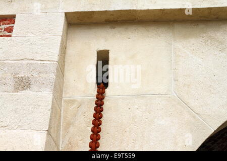 Rusty catena sul vecchio ingresso al castello, il sistema per il ponte di legno che diventa la porta Foto Stock