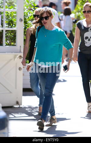 Jennifer Garner visto lasciare Brentwood Country mart dopo a pranzo con gli amici al negozio della fattoria. Dotato di: Jennifer Garner dove: Los Angeles, California, Stati Uniti quando: 29 Apr 2014 Foto Stock