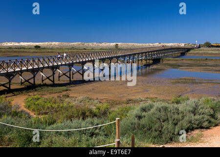 Il più lungo ponte di legno in Europa attraversa a Praia do Gigi, nel Ria Formosa Natura Park, Quinta do Lago, Algarve, Portogallo. Foto Stock