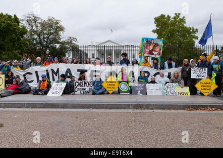 Washington DC, Stati Uniti d'America. 01 Nov, 2014. Novembre, 01, 2014, Washington DC USA: Ed Fallon, il fondatore del grande marzo per azione per il clima, insieme con i membri e sostenitori di azione per il clima, ha sottoscritto a Washington DC, terminando la loro 9 mese marzo in tutto il paese cui sono fissati da Los Angeles il 1 marzo. Credito: B Christopher/Alamy Live News Foto Stock