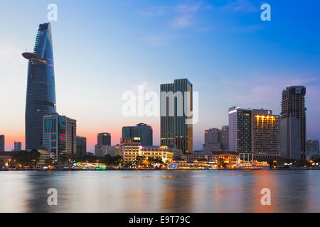 (SAIGON HO CHI MINH CITY), VIETNAM - Gennaio 2014: Skyline di Saigon con il Fiume Saigon Foto Stock