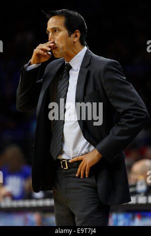 Philadelphia, Pennsylvania, USA. 1 Nov, 2014. Miami Heat head coach Erik Spoelstra ha guarda su durante il gioco NBA tra Miami Heat e la Philadelphia 76ers presso la Wells Fargo Center di Philadelphia, Pennsylvania. (Christopher Szagola/Cal Sport Media) Credito: csm/Alamy Live News Foto Stock