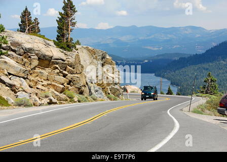 Hiway 40 over Donner Pass sopra Donner lago nella Sierra Nevada, in California Foto Stock