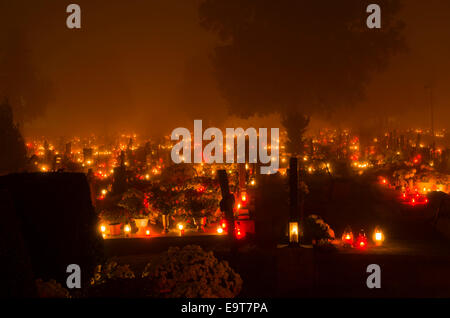 Notte di Nebbia del giorno di Tutti i Santi nel cimitero Foto Stock