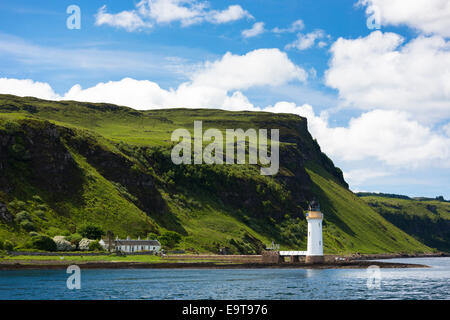 Faro sul suono di Mull vicino a Tobermory sull'Isle of Mull nelle Western Isles della Scozia - Ebridi Interne Foto Stock