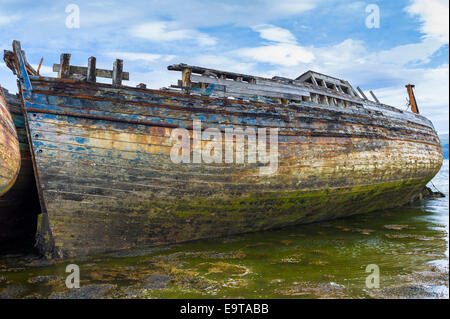 In disuso abbandonati arrugginito barche da pesca a Salen Bay nel suono di Mull sull isola di Mull nelle Ebridi Interne e Western Isles, West Foto Stock