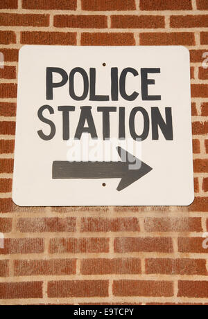 Stazione di polizia di segno nella piccola città rurale Foto Stock