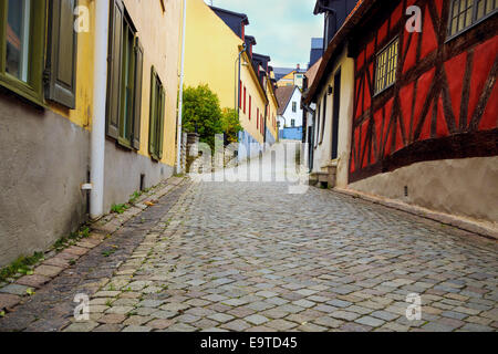 Street con case e ciottoli a Visby, Gotland, Svezia Foto Stock