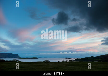 Vista panoramica del cielo di colori pastello cerulei rosa e blu sul Loch Na Keal tramonto sull'Isola di Mull, le Ebridi interne e Wes Foto Stock