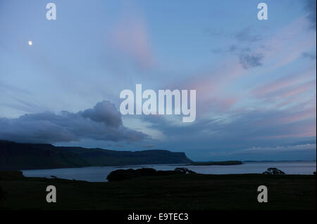 Cielo panoramico vista scena di rosa e blu colori pastello e la luna sul Loch Na Keal al tramonto su Isle of Mull, il Hebride interna Foto Stock