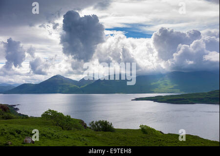 Vista panoramica sul Loch Na Keal a Ben più montagna su Isle of Mull, le Ebridi Interne e Western Isles nella costa ovest di S Foto Stock