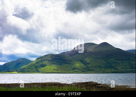 Vista panoramica sul Loch Na Keal a Ben più montagna su Isle of Mull, le Ebridi Interne e Western Isles nella costa ovest di S Foto Stock