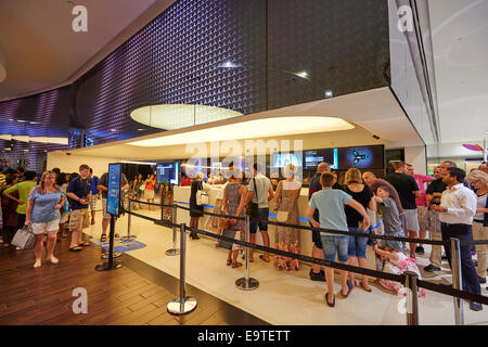 Persone in fila per i biglietti d'ingresso al Burj Khalifa nella parte superiore esperienza all'interno del centro commerciale di Dubai EMIRATI ARABI UNITI Foto Stock