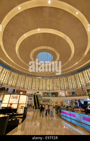 Il Fashion Avenue Atrium sezione del centro commerciale di Dubai EMIRATI ARABI UNITI Foto Stock