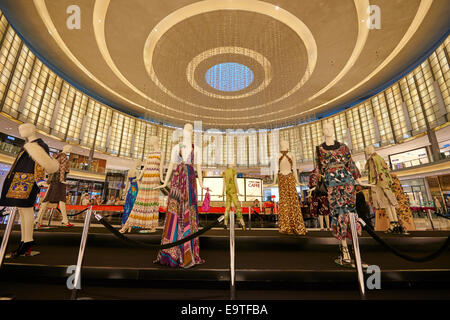 Il Fashion Avenue Atrium sezione del centro commerciale di Dubai EMIRATI ARABI UNITI Foto Stock