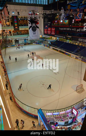 La pista di pattinaggio su ghiaccio all'interno del centro commerciale di Dubai EMIRATI ARABI UNITI Foto Stock