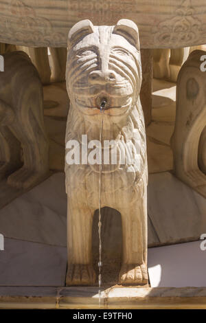 Lion, fontana del patio de Los Leones, Alhambra di Granada, Andalusia, Spagna Foto Stock