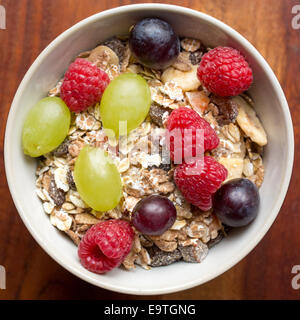 Una ciotola di muesli con Frutta estiva fresca Foto Stock