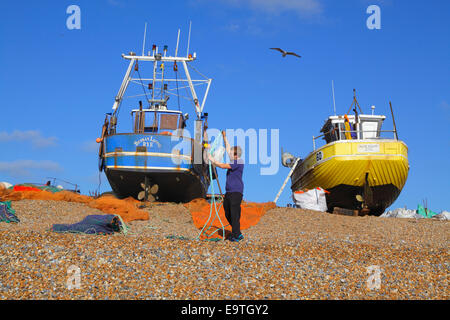 Hastings fisherman ordinamento le sue reti sulla Città Vecchia Stade Beach, East Sussex, Inghilterra, GB, Regno Unito Foto Stock