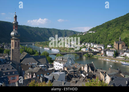 Birds Eye view Cochem con la Chiesa di San Martino a Torre del Fiume Mosella Valle della Mosella in Germania Foto Stock